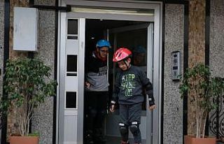 Siren sesiyle yere yatıp gündem olan patenci çocuklar...