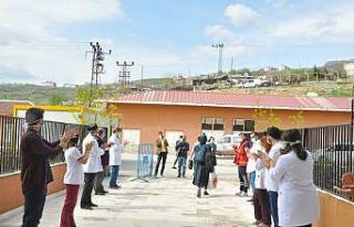 Şırnak’ta korona virüsü yenen 9 hasta alkışlarla...