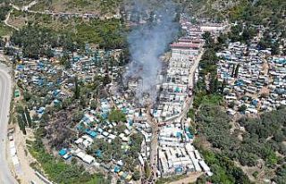 Sisam Adası’ndaki yangınzede göçmenler sokaklarda...
