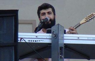 Site sakinlerine balkondan konser verdi