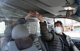 Sivaslı taksiciden Koronaya karşı 10 liralık çözüm