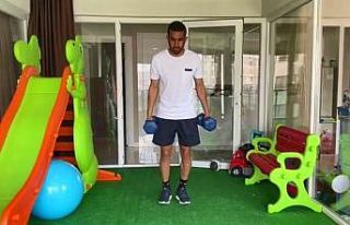 Sivassporlu futbolcular evinde idman yapıyor