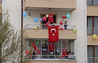 Sivas’ta 23 Nisan balkonlarda kutlandı