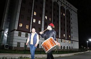 Sivas’ta karantina davul sesleri ile şenlendi