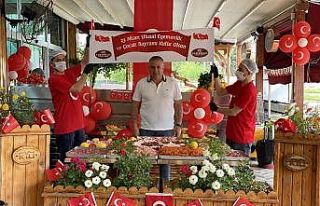 Sokağa çıkamayan çocuklar için balon uçurdu