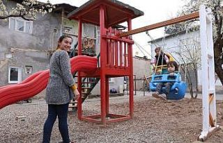 Sokağa çıkamayan çocukları için evinin bahçesine...