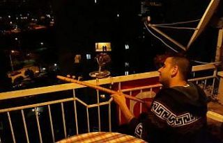 Sokağa çıkamayan vatandaşlar balkonlarda söyleyip...