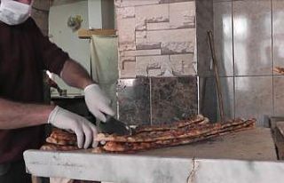 Sokağa çıkamayan vatandaşlar ekmeklerini sipariş...