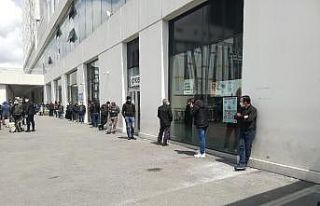 Sokağa çıkma kısıtlamasına saatler kalan metrelerce...