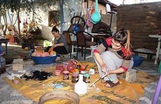 Sokağa çıkma kısıtlamasında evlerinin bahçesini...