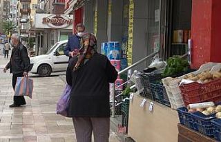 Sokağa çıkma kısıtlamasında izin saatinde vatandaşlar...