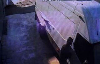 Sokağa çıkma kısıtlamasında minibüsten hırsızlık