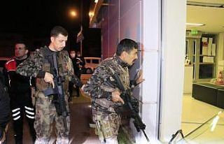 Sokağa çıkma kısıtlamasını aldırış etmeden...