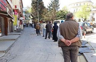Sokağa çıkma yasağı öncesi yüzlerce metre et...