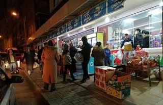 Sokağa çıkma yasağını duyan vatandaşlar market...