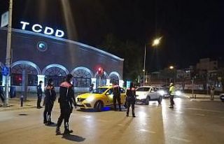 Sokağa çıkma yasağının ardından İzmir polisi...