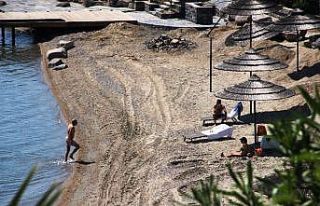 Sokağa çıkmadılar ama denize girdiler