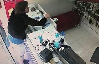 Sokağa çıkması yasak olan çocuk hırsızlık...