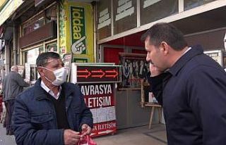 Sokağa çıkması yasaktı, valiye yakalandı