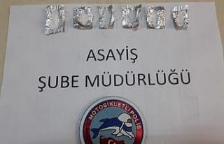 Sokağa çıktı üzerinde uyuşturucuyla yakalandı