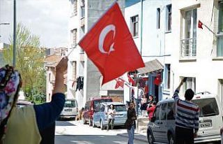 Sokağına ses sistemi kurup herkesi balkonlara kapı...