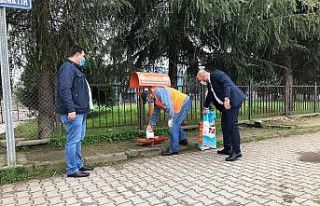 Sokak hayvanlarına düzenli mama ve su veriliyor