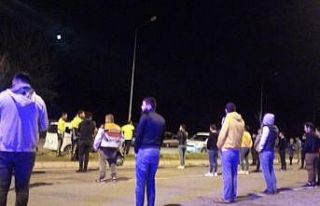 Sokak ortasında dansöz oynatarak doğum günü partisi...