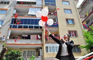 Sokak sokak gezdi, öğrencilerini sevindirdi