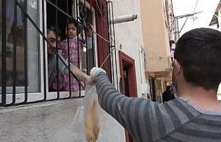 Sokak sokak gezip vatandaşları sıcak ekmekle buluşturdular