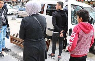 Sokakta çocuklu, trafikte kalabalık gezenlere ceza