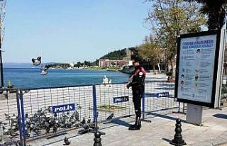 Sokakta insan olmayınca polis, güvercinleri besledi