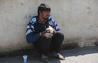 Sokakta kalan yabancı uyruklu gence polis sahip çıktı