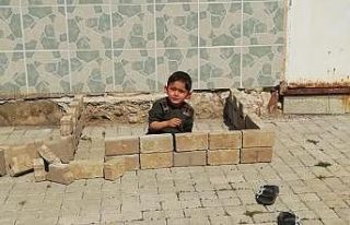 Sokakta oynarken polisleri görünce korkan çocuk,...