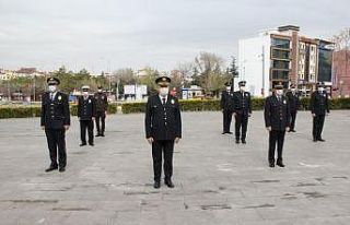 Sosyal mesafe ile Atatürk Anıtı’na çelenk sunumu...