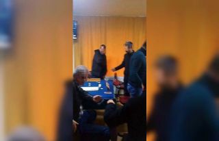 Sosyal mesafe kuralına uymayıp oyun oynayan 11 kişi...