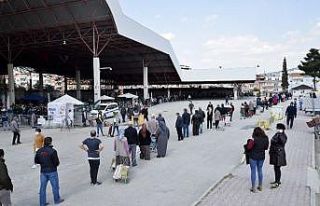 Sosyal mesafe kuralına uyulan en uzun kuyruk