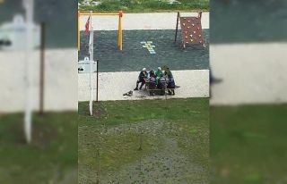 Sosyal mesafe uyarısı yapıp sosyal mesafeyi hiçe...