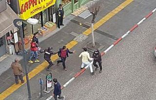 Sosyal mesafeyi bırakıp kavgaya tutuştular