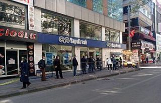 Sosyal mesafeyi hiçe sayarak metrelerce kuyruk oluşturdular