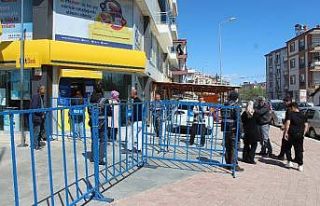 Sosyal yardım ödemesi için PTT’ye gelenler, uyarılarak...