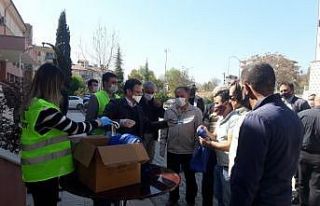 Sosyal yardım parasını dağıtacak personele maske...