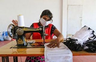 Sri Lanka’da gönüllüler maske üretti