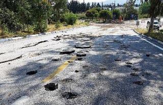 Su borusu patladı asfaltlar yerinden söküldü