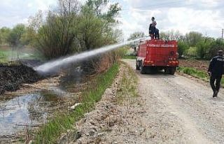 Su kanalı kenarında alev alan sazlıklar kısa sürede...