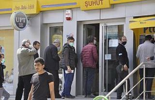 Şuhut’ta bankalar önündeki yoğunluk; sosyal...