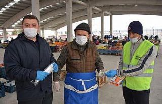 Şuhut’ta polis ve zabıta ekiplerinden maske ve...