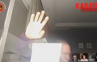 Sümer Ezgü, canlı yayında tabureden düştü,...