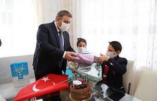 Sunar, Palandökenli çocukların 23Nisan coşkusunu...