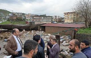 Sur’da ahır ve evleri su bastı