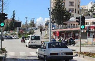 Suriye sınırında trafik ışıklarıyla "eve"...